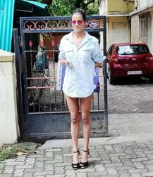 ડેનિમનો એકલો શર્ટ પહેરીને ઘરની બહાર નીકળી આ એક્ટ્રેસ, તો ફેન્સે પુછ્યું \'પેન્ટ ક્યાં છે\'