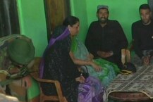 જમ્મુ-કાશ્મીર: શહીદ જવાન ઔરંગઝેબના પરિવાર સાથે રક્ષામંત્રી સીતારમણે કરી મુલાકાત