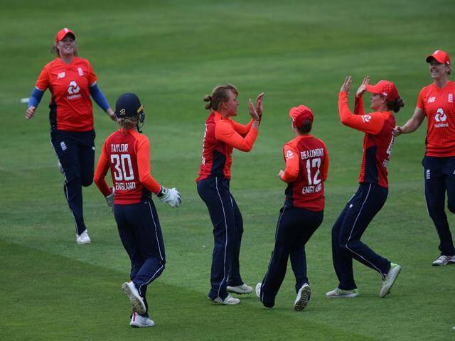 સાઉથ આફ્રિકામાં રમાઇ રહેલી ત્રિકોણીય સીરીઝની પહેલી મેચમાં યજમાન સાઉથ આફ્રિકાએ ન્યૂઝીલેન્ડ સામે રમી. આ મેચમાં ન્યૂઝીલેન્ડની ટીમે નિર્ધારિત 20 ઓવરમાં 1 વિકેટ પર 216 રન બનાવ્યા. આ મહિલા ટી-20 ક્રિકેટનો હાઇએસ્ટ સ્કૉર હતો. અને કીવી ટીમે આ મેચ 66 રનથી પોતાને નામે કરી લીધી હતી.