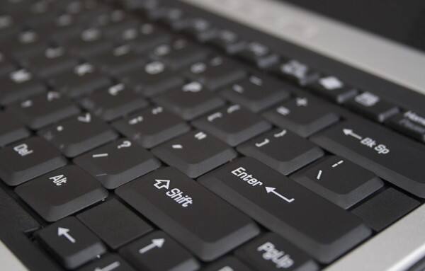  વર્ષ 2016માં થયેલ એક્ઝામ દરમિયાન મોટા પાયે નકલ થઈ હતી. આદરમિયાન પરીક્ષામાં પૂંચવામાં આવેલ સવાલ પરીક્ષા પહેલા જ સોશિયલ મીડિયા પર પોસ્ટ કરવામાં આવ્યા હતા. વિતેલા વર્ષે પ્રશાસને ઓપરેટર્સને સોશિય મીડિયા એક્સેસને પ્રતિબંધિત કરવાનો આદેશ આપ્યો પરંતુ તેનાથી સમસ્યાનું સમધાન ન થઈ શક્યું. ઇન્ટરનેટ એક્સેસવાળા ઇલેક્ટ્રોનિક સામાન જેમ કે મોબાઈલ અને ટેબલેટ્સને આ વર્ષે અલ્જીરિયાના 2000 એક્ઝામ સેન્ટર્સ પર બેન કરવામાં આવ્યા છે.