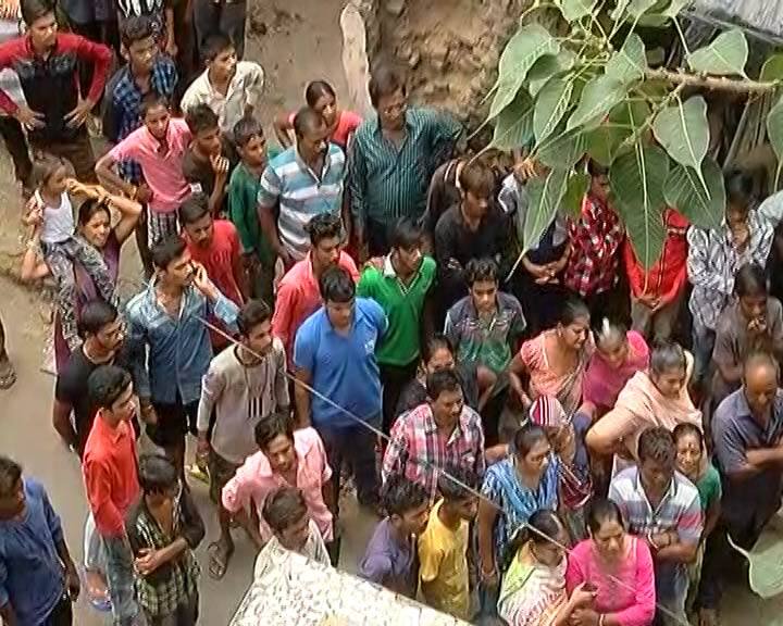 પોલીસે આ શંકાને આધારે અન્ય વિદ્યાર્થીની શોધખોળ હાથ ધરી છે. ઘટનાસ્થળ નજીકની પાછળના ભાગથી સ્કૂલ બેગ પણ મળી આવી છે. આ સ્કૂલ બેગમાં કટાર પડેલી છે. વિદ્યાર્થી સ્કૂલના સમય પહેલાં આવ્યો હતો અને આ દરમિયાન અન્ય વિદ્યાર્થી સાથે ઝઘડો થતાં દેવની હત્યા કરી હોવાનું સામે આવી રહ્યું છે.