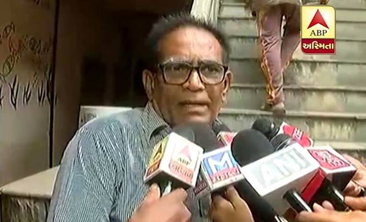 સ્કૂલની દિવાલ પાસે આવેલા મંદિરની છત પરથી બે સ્કૂલ બેગમાં મળી આવી હતી. દેવની બેગમાંથી પુસ્તકો મળી આવ્યા હતા. જ્યારે હત્યારાની સ્કૂલ બેગમાંથી મટન કાપવાનો કોયતો, ચાકૂ ઉપરાંત બે પંચ અને બોટલમાંથી મરચાની ભૂકીવાળુ પાણી મળી આવ્યુ છે.