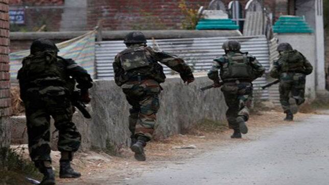 terrorist grenade attack in tral jammu kashmir જમ્મુ-કાશ્મીરના ત્રાલમાં આતંકીઓએ કર્યો ગ્રેનેડ હુમલો, 10 જવાન ઘાયલ