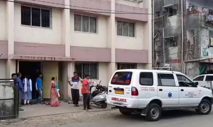 વલસાડ: વલસાડની સરસ્વતી વિદ્યામંદિર શાળામાં અભ્યાસ કરતી એક વિદ્યાર્થીનીને શારીરિક શિક્ષણના ક્લાસ દરમિયાન ચક્કર આવતા ઢળી પડી હતી. મળતી વિગતો પ્રમાણે વિદ્યાર્થીની મેદાન પર ઢળી પડતા ત્યાં હાજર સંચાલકોએ તેને હોસ્પિટલ પહોંચાડી હતી. ફરજ પર હાજર ડૉક્ટરોએ વિદ્યાર્થીનીનું હાર્ટઅટેકના કારણે મોત થયાનું જણાવ્યું હતું.