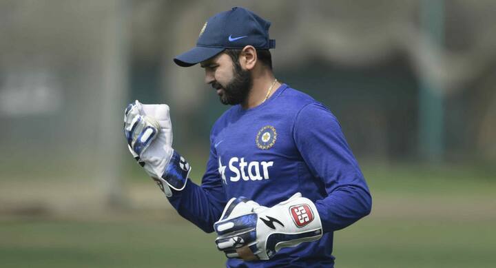  બ્રેકફાસ્ટ વિથ ચેમ્પિયન્સ સાથે એક ઇન્ટરવ્યૂમાં પાર્થિવ પટેલે ધોનીની સફળતાનું રાઝ જણાવતા કહ્યું કે, ધોની અમારા કારણે સફળ ક્રિકેટર બન્યો છે.   જ્યારે પાર્થિવે પટેલેને પૂછવામાં આવ્યું કે, શું તમે ખોટા સમયે ક્રિકેટમાં આવી ગયા છો? ત્યારે પાર્થિેવે કહ્યું, ‘મને એવું નથી લાગતું, આજે ઘણા લોકો   એવું કહી રહ્યાં છે પરંતુ આ અમારા ખરાબ પ્રદર્શનના કારણે થયું છે જો અમે સારુ પ્રદર્શન કર્યું હોત અને ધોનીને તક નહીં આપી હોત તો આજે આ   દિવસ જોવો નહીં પડતો.