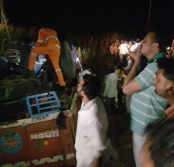 મૃતકોમાં ચાર લોકો એક જ પરિવારના છે. તમામ લોકો મહુવા તાલુકાના મોટા જાદરા ગામના કોળી પરિવારના છે, જેઓ ઉના તાલુકાના સોખડા ગામે પુત્રની સગાઈના પ્રસંગે ગયા હતા અને ત્યાંથી પરત ફરતી વેળાએ આ અકસ્માત સર્જાયો હતો. 