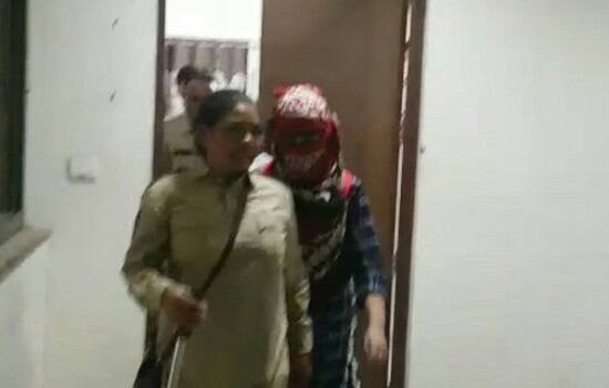 તેણીએ ક્વાર્ટસના મુખ્ય દરવાજાને તાળું મારી દીધું હતું અને યુવતીના ભાઈને ફોન કરી તેના પતિ સાથે રંગરેલીયા મનાવતા રૂમમાં પૂરી દીધી છે. ત્યાર બાદ તેણીએ 7.19 મિનિટે અભયમ 181ને ફોન કરી જાણ કરી હતી. સિવિલમાં ઓપ્થેલ્મિક ટેક્નિશિયન તરીકે ફરજ બજાવતા યુવકને સિવિલ ક્વાર્ટસમાં કથિત તબીબ યુવતી સાથે પૂરી દીધાની વાતને લઈ લોકો ભેગા થઈ ગયા હતા.