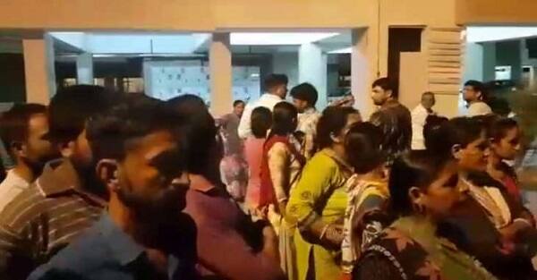 181ના કાઉન્સિલર બીનલબેને જણાવ્યું હતું કે, યુવક-યુવતીને બહાર કાઢવા બહુ પ્રયાસ કર્યો હતો. પરંતુ બહાર ન આવતાં એ ડિવિઝન પોલીસને જાણ કરી હતી અને તેના મિત્રો, સહકર્મીઓને બોલાવી વાતચીત કરાવી બંનેને બહાર કાઢી પોલીસ રક્ષણ હેઠળ લઈ જવાયા હતા. યુવતીએ તેના પતિ અને તેની પ્રેમિકા યુવતી વિરુદ્ધ એ ડિવિઝન પોલીસમાં ફરિયાદ નોંધાવી હતી.