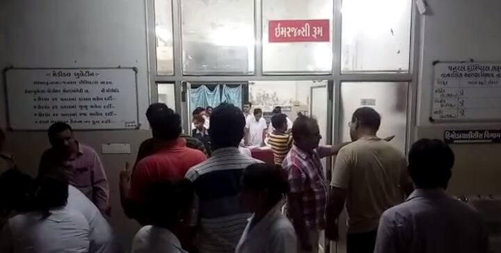 મળતી જાણકારી અનુસાર, સુરતથી સૌરાષ્ટ્ર જઇ રહેલી ખાનગી ટ્રાવેલ્સ માંડવા ચોકડી પાસે આગળ ચાલતી ટ્રેલરમાં ઘુસી ગઇ હતી. અકસ્માત એટલો ભયાનક હતો કે ટ્રાવેલ્સનો આગળનો ભાગ તૂટી ગયો હતો. બસમાં આગળની કેબીન પાસે બેઠેલા મુસાફરો પૈકી બે મુસાફરો બસમાં ફસાયા હતા.