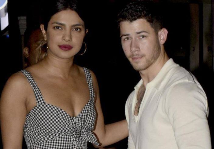 તસવીરોમાં તેમે જોઈ શકો છો નિક અને પ્રિયંકા એકબીજા સાથે હૉટ કેમેસ્ટ્રી શેર કરતા જોવા મળે છે. 