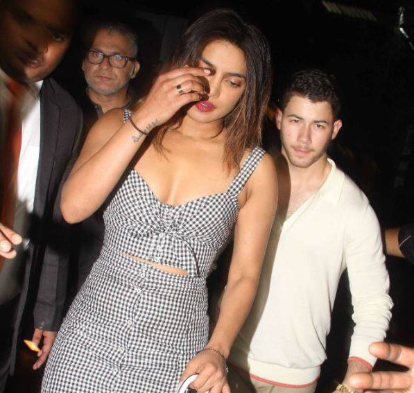 25 વર્ષનો અમેરિકી સિંગર નિક પ્રિયંકાથી 10 વર્ષ નાનો છે. બંનેએ 2017માં પ્રથમવાર ‘મેટ ગાલા’ ઈવેન્ટમાં સાથે એન્ટ્રી કરી હતી. ત્યારથી જ બન્ને વચ્ચે અફેર હોવાની ચર્ચા શરૂ થઈ હતી.