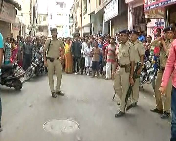  દેવ તડવીના હત્યા કેસમાં પોલીસ દ્વારા આરોપી વિદ્યાર્થીની પૂછપરછમાં શાળાના શિક્ષક એ હોમ વર્ક લાવવાનો ઠપકો આપતા શાળા બંધ કરાવી દેવાના ઇરાદે હત્યા કરી હોવાનો ખુલાસો થયો છે. શાળા ના શિક્ષકો એ હોમ વર્ક ના લાવનાર વિદ્યાર્થી ને ઠપકો અપાતા લાગી આવતા આખી શાળા બંધ કરાવી દઈને શાળાના શિક્ષક ને પરેશાન કરવાના ઇરાદે હત્યા કરી હોવા ની વિગતો બહાર આવી છે. 