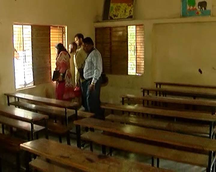  આ ઘટના બાદ દેવના પરિવાર સાથે શિક્ષણમંત્રી ભુપેંદ્રસિંહ ચુડાસમાએ કરી મુલાકાત કરી હતી અને 11 લાખની સહાય આપવાની જાહેરાત કરી છે. સાથે બે લાખનો ચેક વડોદરા શિક્ષણ વિભાગે આપ્યો છે.