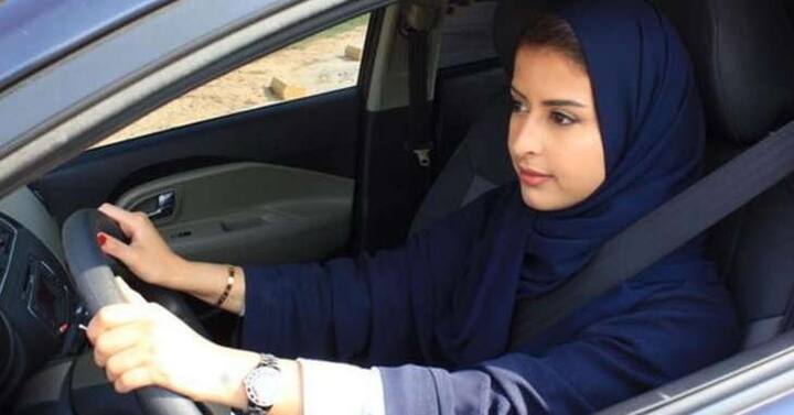 રિયાધમાં 1990ના સમયગાળામાં અનેક મહિલાઓની ડ્રાઈવિંગ કરવાને લઈને ધરપકડ કરાઈ હતી. 2008 અને 2014 વચ્ચે અનેક મહિલાઓએ સાઉદી શાસનની નીતિના વિરોધમાં ગુપચુપ રીતે કાર ચલાવતી હોય તેવાં ફોટાઓ અને વીડિયો સોશિયલ મીડિયા પર પોસ્ટ કર્યાં હતા.