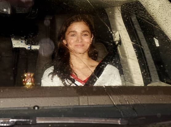 નિક જોનસ અમેરિકન સિંગર અને ગીતકાર છે. તેની ઉંમર 25 વર્ષની છે. પ્રિયંકા સાથે તેની મુલાકાત ટીવી શૉ ક્વૉન્ટિકો દરમિયાન એક કૉમન ફ્રેન્ડ દ્વારા થઇ હતી. 