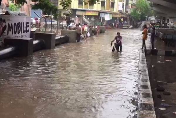 સુરત જિલ્લામાં આજે છૂટાછવાયો વરસાદ નોંધાયો હતો. ઓલપાડ તાલુકામાં સવા ઈંચ તેમજ માંગરોળમાં 10 મિ.મી., કામરેજમાં પાંચ અને સુરત શહેરમાં બે મિ.મી. વરસાદ નોંધાયો હતો. ઓલપાડ પંથકમાં ડાંગરના ધરુવાડિયા તૈયાર હોય વાવણીલાયક વરસાદ પડ્યો હતો.