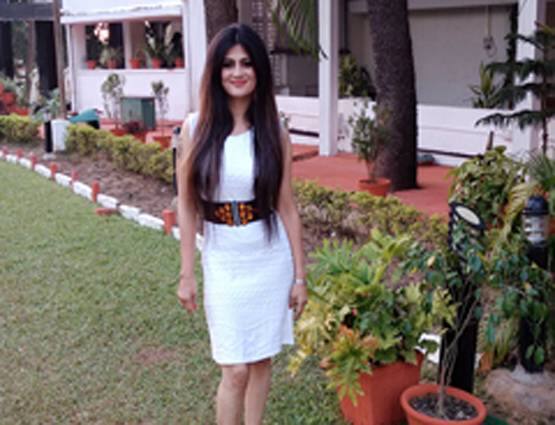 નવી દિલ્હીઃ ભારતીય સૈન્યમાં મેજર અમિત દ્ધિવેદીની પત્ની શૈલજા દ્ધિવેદીની હત્યા કરી દેવામાં આવી હતી. શનિવારે દિલ્હીમાંથી તેની લાશ મળી હતી. પોલીસે હત્યાના આરોપમાં આર્મી ઓફિસર મેજર નિખિલ હાંડાની ધરપકડ કરી હતી. શૈલજાની ઉંમર 35 વર્ષની હતી અને તે મૂળ અમૃતસરની રહેવાસી હતી. પોલીસ તપાસમાં સામે આવ્યું છે કે મેજર હાંડા અને શૈલજા મિત્ર હતા. આરોપી હાંડાએ શૈલજાને છેલ્લા છ મહિનામાં 3000 વખત કોલ કર્યો હતો.