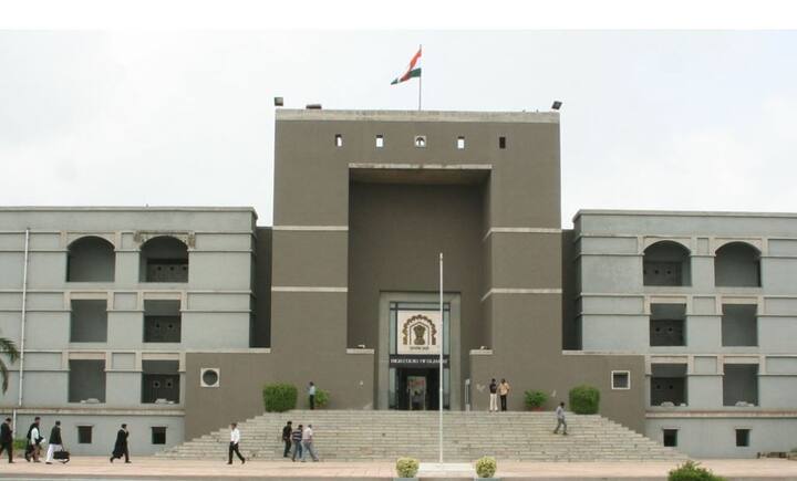 અમદાવાદ: નરોડા પાટિયા હત્યાકાંડ મામલે હાઈકોર્ટે 3 આરોપીઓને સજા ફટકારી છે. હાઈકોર્ટે ઉમેશ ભરવાડ, રાજકુમાર ચોમાલ અને પરમેન્દ્ર જાધવને 10-10 વર્ષની સજા ફટકારી છે. મહત્વનુ છે કે, આ પહેલાં વર્ષ 2012નાં એક ચુકાદામાં 3 દોષીઓ- પી.જી રાજપૂત, રાજકુમાર ચૌમલ અને ઉમેશ ભરવાડ સહિત અન્ય 29 લોકોને પણ એસઆઇટીની વિશેષ કોર્ટે નિર્દોષ જાહેર કરી દીધાં હતાં.