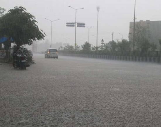 ડાંગમાં વહેલી સવારથી જ અનેક વિસ્તારોમાં વરસાદની શરૂઆત થઈ ગયો છે. સાપુતારામાં પડી રહેલા વરસાદના કારણે અનેક માર્ગો પર પાણી ભરાયા છે. જોકે વરસાદના કારણે સાતુપારાનું વાતાવરણ રમણીય બન્યું છે અને એકધારા વરસાદના કારણે ખેડૂતોમાં આનંદનો માહોલ છે. સાથે જ નદીઓમાં પાણીની નવી આવક પણ જોવા મળી રહી છે.