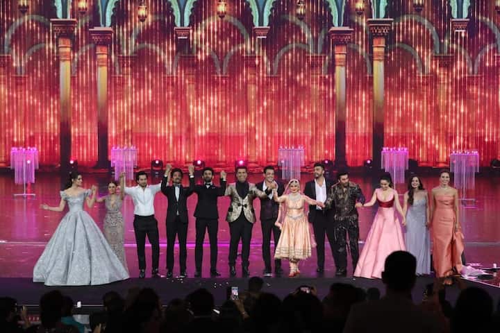  રેખાના આ પરફોર્મંસની ખુશી વ્યક્ત કરતાં IIFAએ ટ્વિટ કર્યું કે, “અમારા માટે આનાથી વધારે ખુશીની વાત હોઈ જ ના શકે. રેખાજીએ 20 વર્ષ બાદ અમારા માટે સ્ટેજ પર ડાન્સ કર્યો. અમે તેમના આભારી છીએ.”