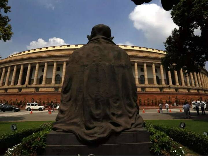 આ બેઠક ગૃહમંત્રી રાજનાથ સિંહ સિવાય કાયદામંત્રી રવિશંકર પ્રસાદ, રામવિલાસ પાસવાન અને પ્રકાશ જાવડેકર હાજર રહ્યા. રાષ્ટ્રપતિ હવે કાયદાકીય રીતે સત્ર બોલાવશે. સંસદીય કાર્ય મંત્રી અનંત કુમારે અહીં પત્રકારોને જણાવ્યું કે સત્રમાં લગભગ 18 કામકાજના દિવસો હશે. જણાવી દઇએ કે, વિપક્ષ કેન્દ્રની સરકાર જમ્મૂ કાશ્મીરમાં એકાએક રાજ્યપાલ શાસન લાગૂ થવાના મુદ્દે ઘેરી શકે છે.