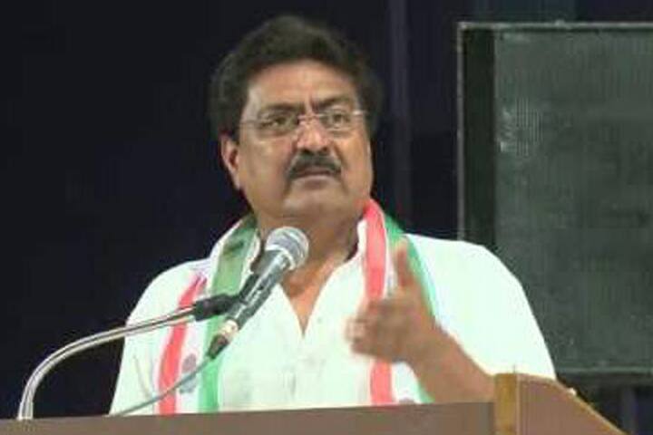 રાજકોટ: કૉંગ્રેસના નેતા ઈન્દ્રનિલ રાજ્યગુરૂએ કૉંગ્રેસમાંથી રાજીનામું આપી દિધું છે. ઈન્દ્રનિલ રાજ્યગુરૂ રાજ્કોટ શહેર કૉંગ્રેસ પ્રમુખ તરીકેની જવાબદારી સંભાળતા હતા. મુખ્યમંત્રી વિજય રૂપાણી સામે ચૂંટણી લડી તેઓ ચર્ચામાં આવ્યા હતા. કોંગ્રેસ - GPCCની કાર્ય પધ્ધતી સામે મારો વાંધો છે. જે રીતે કોંગ્રેસમાં કર્મીષ્ઠ કાર્યકરો અને નેતાઓની અવગણના થઈ રહી છે, તેની સામે મારો વાંધો છે.