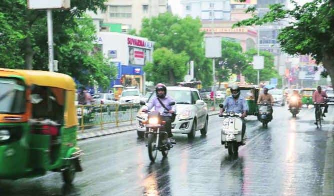 આગામી બે દિવસોમાં મધ્ય ગુજરાત, ઉત્તર ગુજરાત અને સૌરાષ્ટ્રના કેટલાક જિલ્લાઓમાં ભારે વરસાદ થવાની સંભાવના છે. આ જિલ્લાઓમાં કોઇપણ પરિસ્થિતિને પહોંચી વળવા વહીવટીતંત્ર સાબદું છે. અધિકારીઓ ફરજ પર તહેનાત છે. એન.ડી.આર.એફ અને એસ.ડી.આર.એફ.ની ટૂકડીઓને આગોતરાં પગલાં તરીકે સ્ટેન્ડ ટુ રાખવામાં આવી છે. 