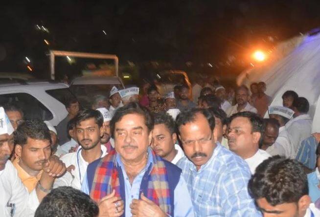 શત્રુધ્ન સિન્હાએ કહ્યું જ્યાં સુધી તેઓ ભાજપમાં છે ત્યાં સુધી પાર્ટીની મર્યાદાનું પાલન કરતો રહીશ પરંતુ મુદ્દાઓ પર નામ લીધા વગર વાત કહીશ. બિહારમાં ઈગ્નોર કરવામાં આવતા તેમણે કહ્યું, કરવાવાળા જરૂર ઈગ્નોર કરે છે પરંતુ તે કોઈનું નામ નથી લેવા માંગતા. વર્તમાનમાં અધોષિત આપાતકાલના પોતાના નિવેદનો પર કહ્યું તેઓ સંધર્ષ કરવાની તાકાત રાખે છે અને દેશ પાર્ટીથી મોટો છે એટલે નિવેદનો ભારતની જનતા માટે છે પાર્ટી માટે નથી.