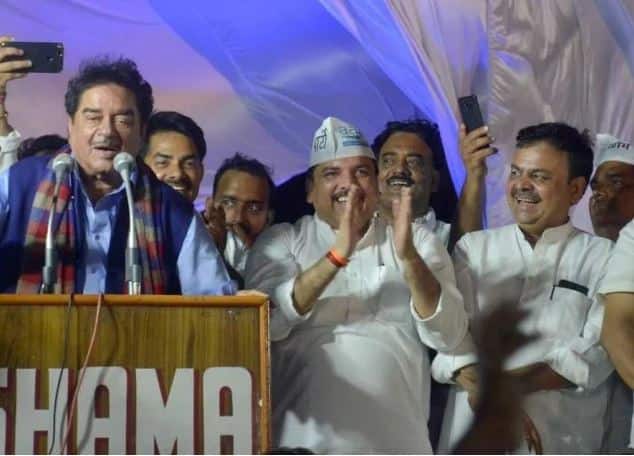 શત્રુધ્ન સિન્હાએ કહ્યું ચૂંટણી નજીક છે. ખૂબ વાયદાઓ થશે. લાખો રૂપિયા આવશે. જ્યાં નદી નહી હોય ત્યાં પણ પૂલ બનાવી દેશે. હું તમામ છોડીને ભાજપમાં આવ્યો પરંતુ સૌથી પહેલા ભારતનો છું. તેમણે કહ્યું અટલજીની સરકારમાં મંત્રી હતો. મંત્રી બનવું મારી મહત્વકાંક્ષા નથી. પરંતુ મારા પર કોઈ આરોપ નથી લાગ્યો, છતાં કેમ મંત્રી પદથી દૂર રાખવામાં આવ્યો.