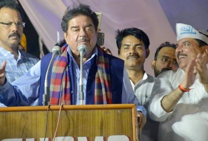 નવી દિલ્લી: ભારતીય જનતા પાર્ટીના સાંસદ શત્રુધ્ન સિન્હાએ પ્રધાનમંત્રી નરેંદ્ર મોદી પર નિશાન સાધતા કહ્યું એક તથાકથિત ચા વેચવા વાળો ક્યાંથી ક્યાં પહોંચી શકે છે, તો હું નોટબંધી અને જીએસટી પર કેમ ન બોલી શકુ? તેમણે કહ્યું જીએસટી શું છે? તેનો મતલબ છે- 'ગઈલ સરકાર તોહાર'. પટના સાહિબથી ભાજપ સાંસદ શત્રુધ્ન સિન્હાએ આમ આદમી પાર્ટીની જન અધિકાર રેલીને વારાણસીમાં સંબોધિત કરતા પીએમ મોદી, અરૂણ જેટલી અને સ્મૃતિ ઈરાની પર પણ નિશાન સાધ્યું હતું.