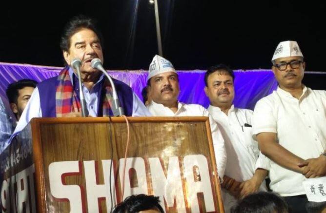 તેમણે કહ્યું, 'હું મંત્રી બનવાથી પણ ઉપર નિકળી ગયો છું, હું અટલ બિહારી વાજપેયના કાર્યકાળમાં મંત્રી હતો. ત્યારબાદ જેવાતેવાને મંત્રી બનાવી દેવામાં આવ્યા. વકીલને નાણા મંત્રી બનાવ્યા. ટીવીની એક્ટ્રેસને HRD મિનિસ્ટર બનાવ્યા' તેમણે કહ્યું અમારી સરકારમાં દલિતો પરેશાન છે, ખેડૂતોને પોતાના શાકભાજી ફેંકવા ફેંકવા પડે છે, કોઈને રોજગાર નથી મળી રહ્યો. શત્રુધ્ન સિન્હાએ ગંગા સફાઈ અભિયાન પર સવાલ ઉઠાવતા કહ્યું, ગંગા ક્યાં જતી રહી, ગંગા માટે કંઈક કરવું પડશે.