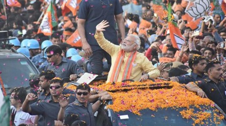 જાણકારી મળી છે કે ગૃહ મંત્રાલય તરફથી તમામ રાજ્યોના ડીજીપીને લખવામાં આવેલા પત્રમાં પીએમ મોદી માટે કોઈ અજ્ઞાત ખતરાની વાત કરવામાં આવી છે. આ સાથે જ કહેવામાં આવ્યું છે કે કોઈપણને પીએમ મોદીની નજીક ન જવા દેવામાં આવે, તેનું સખ્ત પાલન કરવાની વાત કહેવામાં આવી છે.