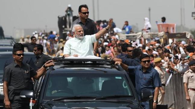 નવી દિલ્હી: પ્રધાનમંત્રી નરેંદ્ર મોદીની સુરક્ષાને મોટો ખતરો ગણાવતા ગૃહ મંત્રાલયે નવા નિયમો જાહેર કર્યા છે. તમામ રાજ્યોને મોકલવામાં આવેલા અલર્ટની સાથે કહેવામાં આવ્યું છે કે પ્રધાનમંત્રી મોદીની વિશેષ સુરક્ષામાં તહેનાત એજન્સીની મંજૂરી વગર હવે કોઈ મંત્રી અને અધિકારી પણ તેમની પાસે નહી જઈ શકે.