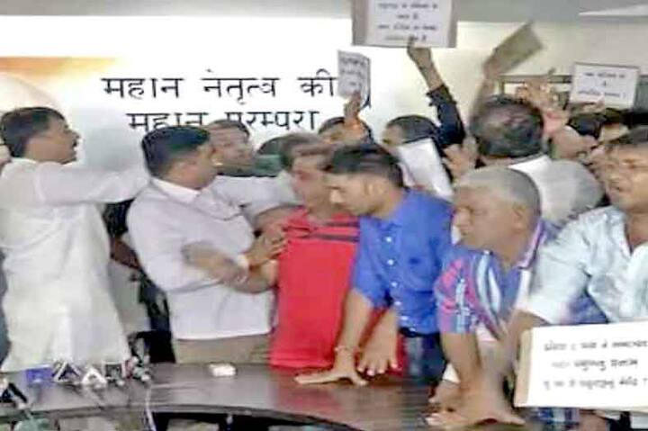 પ્રદેશ પ્રમુખ અને નેતા વિપક્ષની તકરારના લીધે સંગઠન પર સવાલ ઉઠી રહ્યા છે. 2 મહિના કરતા વધુ સમય થયો હોવા છતાં સંગઠનની નિમણુક થઇ શકી નથી. પ્રદેશ પ્રમુખના નિર્ણયથી કાર્યકરોમાં પણ કચવાટ જોવા મળી રહયો છે. એવા સમયે પ્રદેશ પ્રમુખના આ નિર્ણયથી સંગઠન કે કાર્યકરોને શું લાભ થશે તે મોટો સવાલ છે.