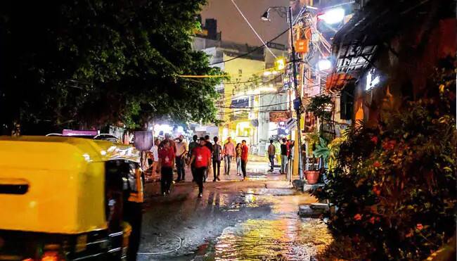 વળી, જયપુરમાં પણ આઇટીસી રાજપુતાના હોટલમાં મેક્સિકોની બે છોકરીઓની સાથે છેડતીનો મામલો સામે આવ્યો છે. જેનો આરોપ હોટલના જ મેનેજર ઋષિરાજ સિંહ પર લાગ્યો છે. કાલે રાત્રે 11.30 વાગ્યાની ઘટના છે. પોલીસે આરોપીની ધરપકડ કરીને પુછપરછ શરૂ કરી દીધી છે. કલમ 354 અંતર્ગત કેસ નોંધી લેવામાં આવ્યો છે. કાલે તેને કોર્ટમાં રજૂ કરવામાં આવશે. 