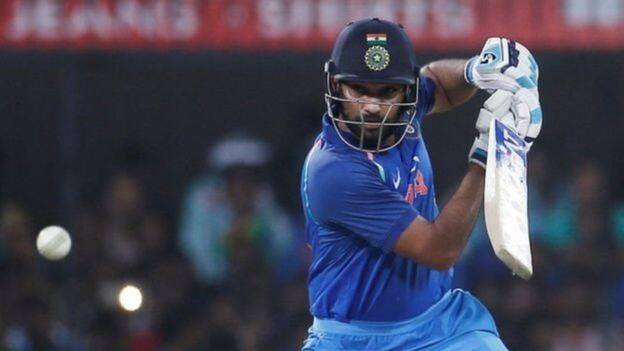 આ રીતે ભારતીય ઓપનર રોહિત શર્મા અને શિખર ધવને મજબૂત શરૂઆત અપાવી. બન્ને વચ્ચે પહેલી વિકેટ માટે 160 રનોની પાર્ટનરશિપ થઇ હતી. 