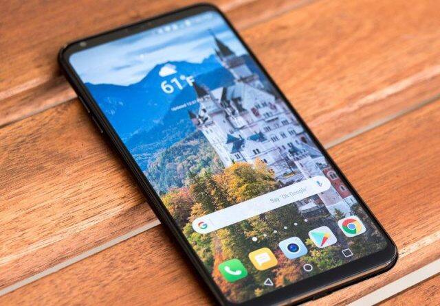 એવો દાવો કરવામાં આવી રહ્યો છે કે તેમાં સ્ટાન્ડર્ડ વાઈડ લેન્ચ (LGનો સિગ્નેચર અલ્ટ્રાવાઈડ લેન્સ) મળશે અને એક ત્રીજું સેન્સર હશે. ફોનમાં બોકે ઈફેક્ટ અને વધારે ઝૂમની સુવિધા સાથે પાંચ કેમેરા સેન્સર સાથેનો LG V40 માર્કેટમાં નિશ્ચિત રૂપે ધૂમ મચાવી શકે છે.