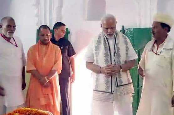 સંતકબીર નગર જિલ્લામાં નાનું ગામ મગહર વારાણસીથી 200 કિમી દુર છે. મગહર વિશે કહેવાતું હતું કે, અહીં મરનારો વ્યક્તિ નરકમાં જાય છે. કબીરએ આ અંધવિશ્વાસને તોડવા માટે અંતિમ સમય મગહરમાં વિતાવ્યા હતા. 