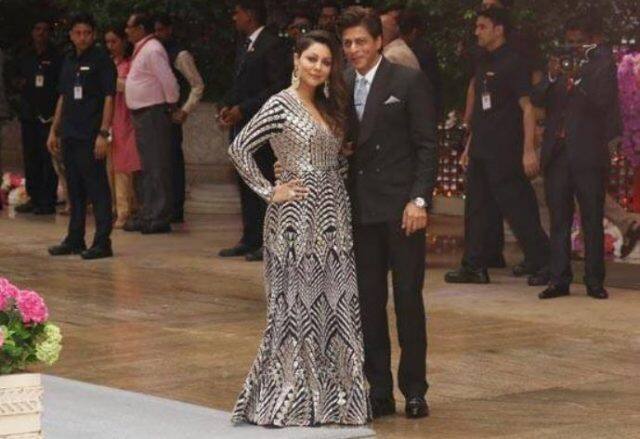 પ્રી એંગેજમેન્ટ સેરેમનીમાં બોલિવૂડ એક્ટ્રેસ આલિયા ભટ્ટ, કરણ જોહર, રણબીર કપૂર અને શાહરૂખ ખાન જેવા અનેક મોટા બોલિવૂડ સ્ટાર પહોંચ્યા છે.