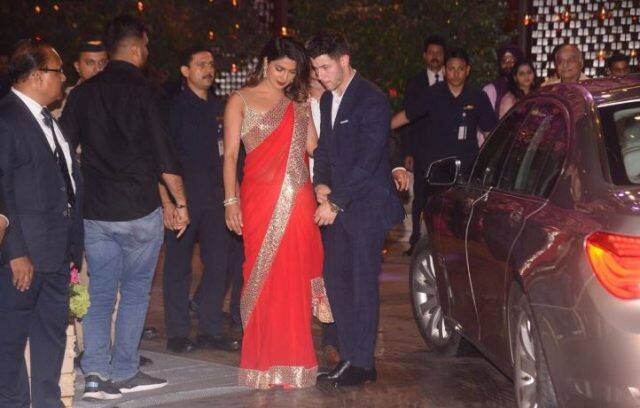 દેશી ગર્લ પ્રિયંકા ચોપડા રેડ કલરની સાડીમાં તેના બોયફ્રેન્ડ નિક સાથે આ પાર્ટીમાં આવી પહોંચી હતી.