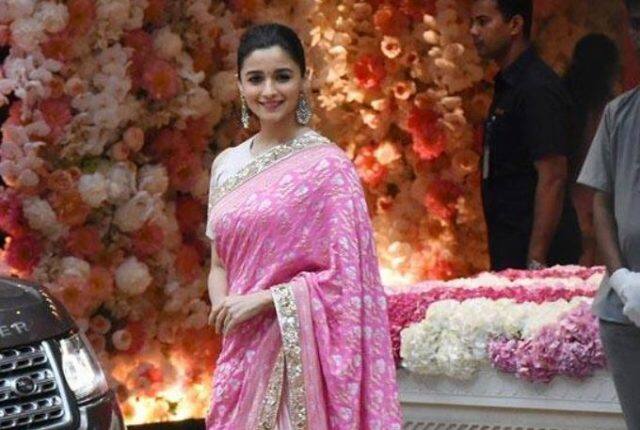 આલિયા ભટ્ટ પિંક કલરની સાડી પહેરીને પાર્ટીમાં પહોંચી હતી.