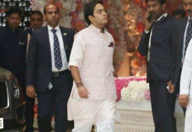 આકાશના નાનો ભાઈ અનંત અંબાણીએ બેબી પિંક કલરનો નેહરૂ કુર્તા પહેર્યો હતો.