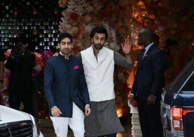 સંજય દત્તની બાયોપિક ફિલ્મ ‘સંજૂ’માં લીડ રોલ પ્લે કરી રહેલા રણબીર કપૂર પણ પોતાના બિઝી શિડ્યૂલમાંથી સમય કાઢીને આ પાર્ટીમાં પહોંચ્યો હતો.