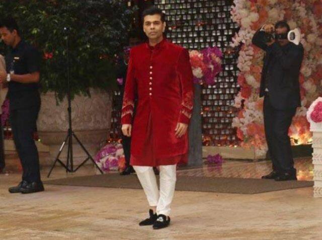 ફિલ્મમેકર કરણ જોહર ડાર્ક રેડ કલરનો કોટ પહેરીને પાર્ટીમાં પહોંચ્યો હતો.