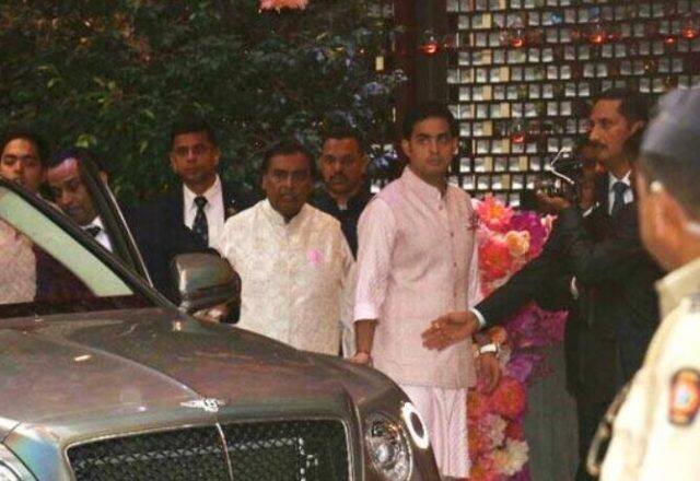 અંબાણી પરિવારના કાર્યક્રમમાં મોટાભાગની બોલિવૂડ સેલિબ્રિટી ઉપરાંત ક્રિકેટરો અને રાજકિય સેલિબ્રિટી પણ જોવા મળે છે.