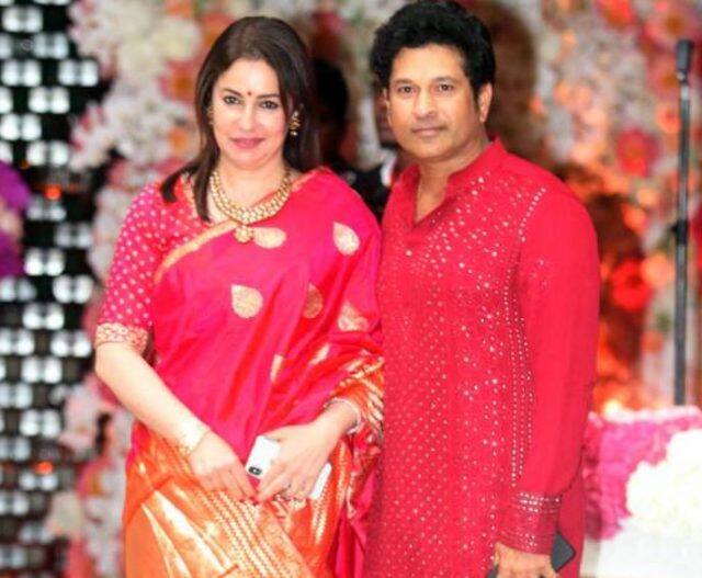 સચિન તેંદુલકર પણ પત્ની અંજલી સાથે પહોંચ્યા હતા. તેમણે બંનેએ રેડ કલરનું મેચિંગ કર્યું હતું.