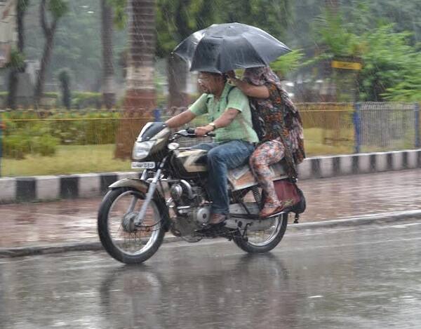 આ ઉપરાંત દક્ષિણ ગુજરાત અને આસપાસના વિસ્તારો તેમજ કચ્છ અને તેની આસપાસના વિસ્તારોમાં અપરએર સાઈક્લોનિક સર્ક્યુલેશનની સ્થિતિ જોવા મળી રહી છે. જેના કારણે ઉત્તર ગુજરાતના વિસ્તારોમાં વરસાદ પડશે. કેટલાંક વિસ્તારોમાં ભારે વરસાદની આગાહી પણ કરવામાં આવી છે. કચ્છના અમુક વિસ્તારોમાં પણ વરસાદની શક્યતા છે.