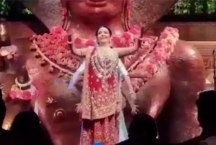 આ પાર્ટીમાં સૌથી મહત્વની વાત એ હતી જેની ચર્ચા થઈ હતી. પુત્રની સગાઈની પાર્ટીમાં માતા નિતા અંબાણીએ જોરદાર ડાન્સ કર્યો હતો જે જોઈને સૌ ચોંકી ગયા હતાં. 