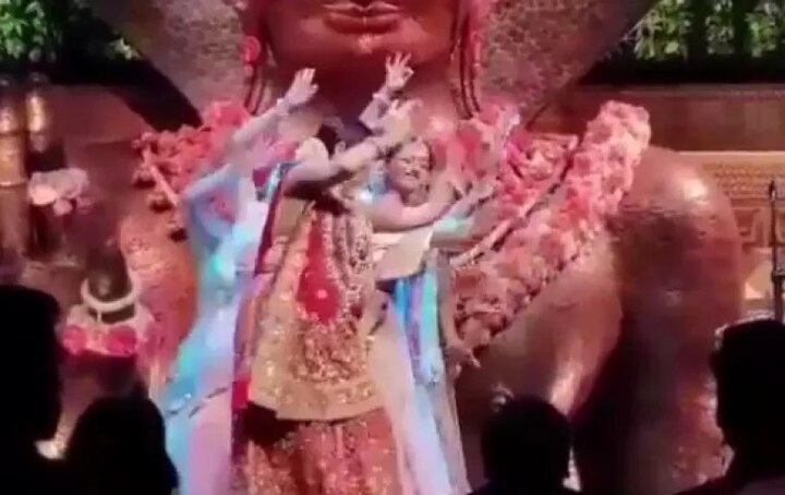 પુત્ર આકાશની સગાઈમાં નીતા અંબાણી જોરદાર ડાન્સ કર્યો હતો. જેનો વીડિયો સોશિયલ મીડિયમાં વાયરલ થયો હતો. 
