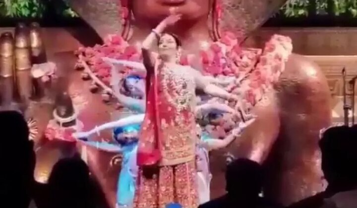ડાન્સની સાથે સાથે નીતા અંબાણીનો ટ્રેડિશનલ લુક પણ ચાહકોની વચ્ચે ચર્ચાનો વિષય બન્યો હતો. નીતા અંબાણી પુત્રની સગાઈમાં રેડ સાડીમાં જોવા મળ્યા હતાં. 